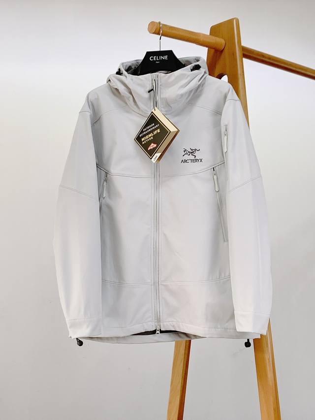 Arcteryx 始祖鸟 最新薄款户外拉链软壳夹克弹力外套，功能性外壳面料90锦纶10氨纶！ 轻薄，耐磨，透气，四面弹都是基础属性！具备出色的轻量化，抗撕裂以及