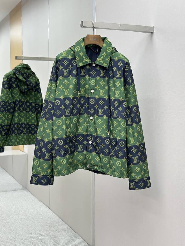 Louis Vuitton 撞色老花连帽夹克外套 原版：24386购入开发 面料：聚酯纤维面料 工艺：印花制作 颜色：蓝绿拼色 版型：合身版型 克重：约510克