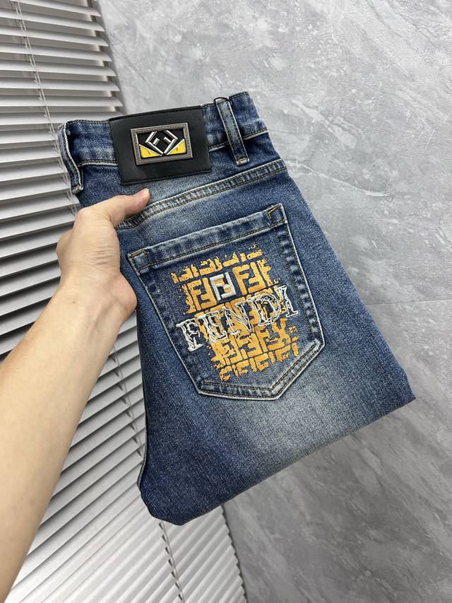 芬‘’2025新品男士牛仔裤 面料舒适弹性好。独家发售 时尚优雅 重工艺设计。采用原色酵母水洗工艺 精选进口重磅丹宁牛仔面料 配定制五金装饰 真皮皮牌 精致车线