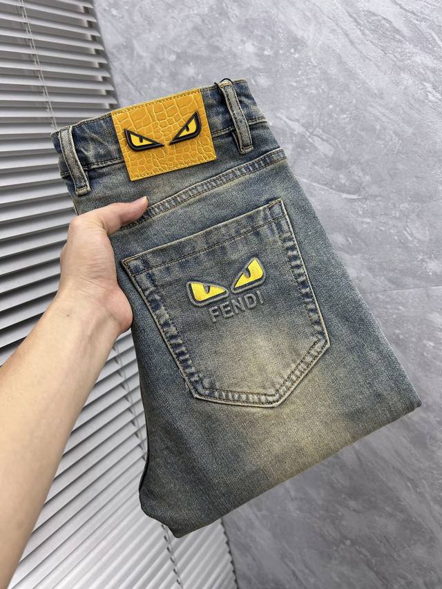 Fd2025新品男士牛仔裤 面料舒适弹性好。独家发售 时尚优雅 重工艺设计。采用原色酵母水洗工艺 精选进口重磅丹宁牛仔面料 配定制五金装饰 真皮皮牌 精致车线