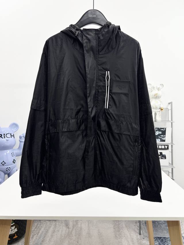 Fend1 2025Ss秋冬新款男士夹克外套，原单三标齐全高端版本 专柜定制面料 透气舒适度高，细节无可挑剔，品牌元素设计理念，体现高品质。手感细腻柔软 呈现休