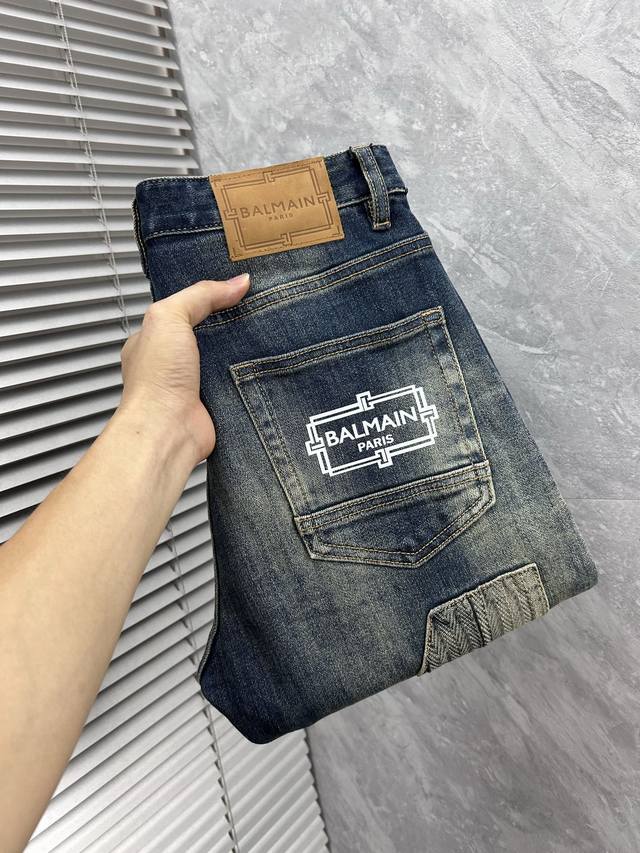 巴利2025新品男士牛仔裤 面料舒适弹性好。独家发售 时尚优雅 重工艺设计。采用原色酵母水洗工艺 精选进口重磅丹宁牛仔面料 配定制五金装饰 真皮皮牌 精致车线