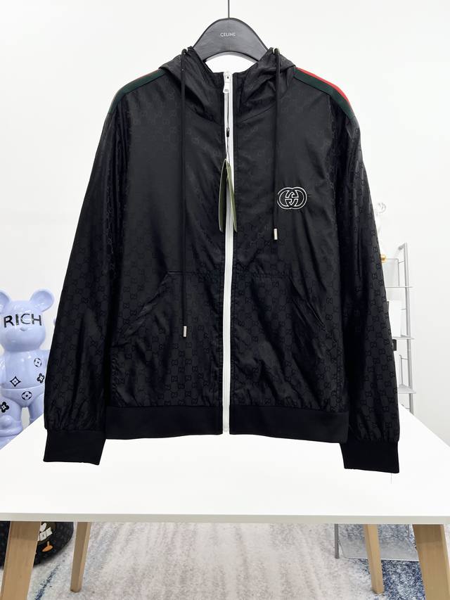 Gucc1 官网同款，三标齐全，提前发售 2025Ss秋冬新款男士夹克外套，原单三标齐全高端版本 专柜定制面料 透气舒适度高，细节无可挑剔，品牌元素设计理念，体