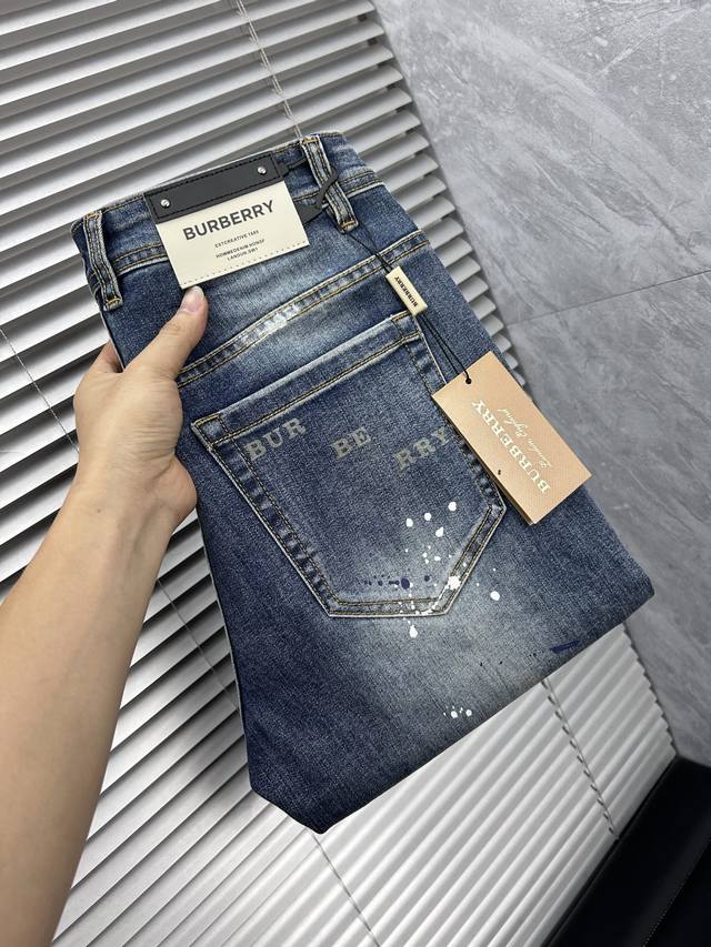 巴宝‘’男士丹宁牛仔裤，官宣画册海报穿搭款！ 客供高级进口的丹宁原色面料，特选日本冈山纯正13Oz 盎司牛仔布料，重磅环保植物酵素水洗工艺，肌理有着淡淡的复古色