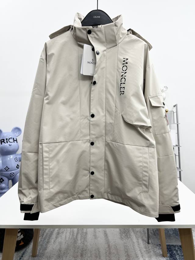 Moncler 官网同款，三标齐全，提前发售 2025Ss秋冬新款男士夹克外套，原单三标齐全高端版本 专柜定制面料 透气舒适度高，细节无可挑剔，品牌元素设计理念