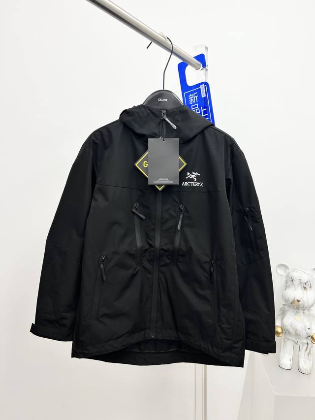 始祖鸟 三标齐全，提前发售 2025Ss秋冬新款男士夹克外套，原单三标齐全高端版本 专柜定制面料 透气舒适度高，细节无可挑剔，品牌元素设计理念，体现高品质。手感