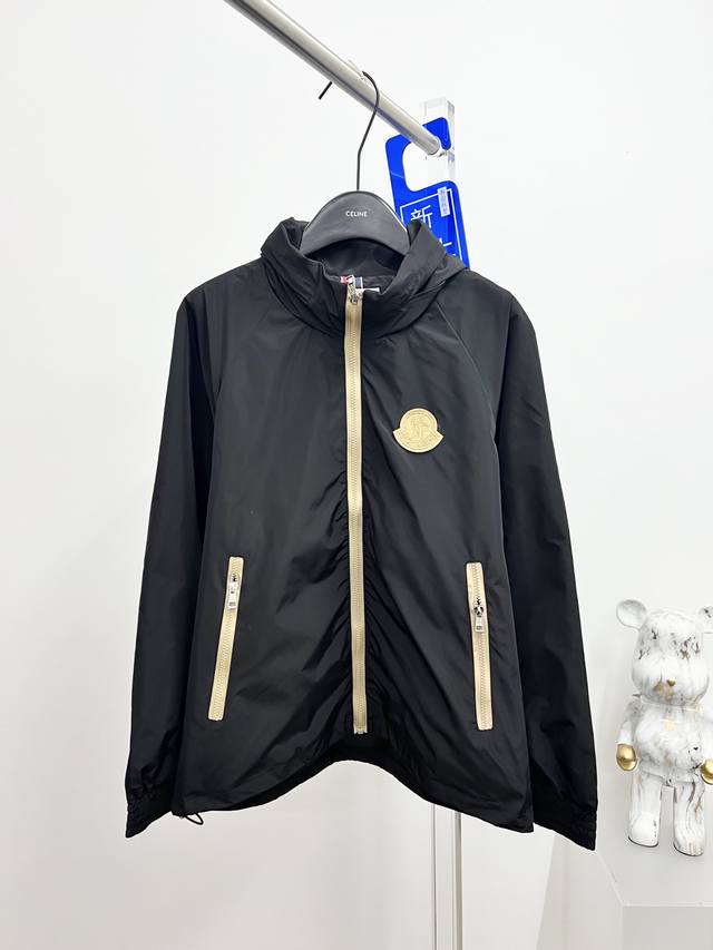 蒙口 三标齐全，提前发售 2025Ss秋冬新款男士夹克外套，原单三标齐全高端版本 专柜定制面料 透气舒适度高，细节无可挑剔，品牌元素设计理念，体现高品质。手感细