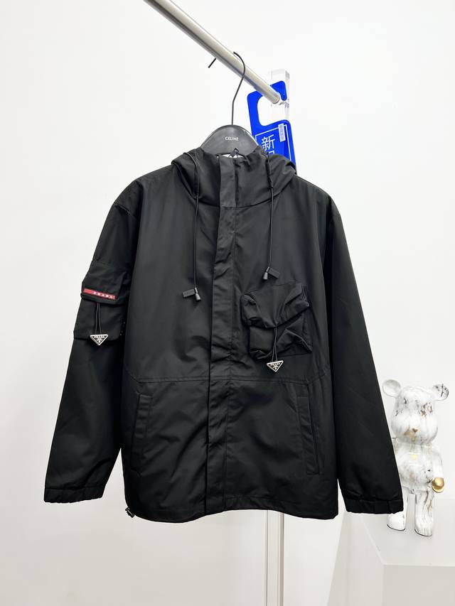 普拉达 三标齐全，提前发售 2025Ss秋冬新款男士夹克外套，原单三标齐全高端版本 专柜定制面料 透气舒适度高，细节无可挑剔，品牌元素设计理念，体现高品质。手感