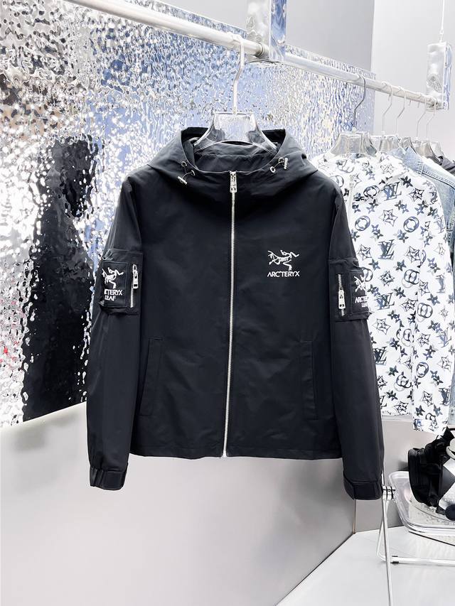 始祖鸟 官网同款，三标齐全，提前发售！2025秋冬新款男士夹克外套，原单三标齐全高端版本！专柜定制面料 透气舒适度高，细节无可挑剔，品牌元素设计理念，体现高品质