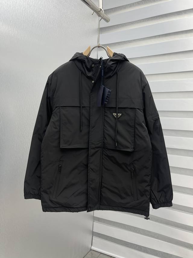 普拉达 2025冬季新款拉链印花字母羽绒棉服连帽外套 D秀场新品品相非常完美，舒适保暖，色泽饱满诱人，非常出彩的设计，轻松将时髦感进阶，做工极为考究严谨，走线工