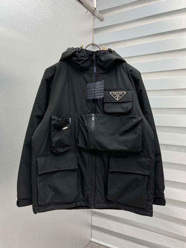 pra 2025冬季新款拉链印花字母羽绒棉服连帽外套 D秀场新品品相非常完美，舒适保暖，色泽饱满诱人，非常出彩的设计，轻松将时髦感进阶，做工极为考究严谨，走线工