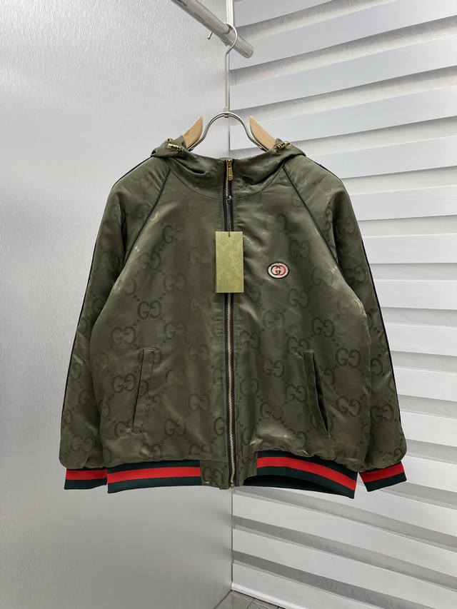 Gu 2025冬季新款拉链印花字母羽绒棉服连帽外套 D秀场新品品相非常完美，舒适保暖，色泽饱满诱人，非常出彩的设计，轻松将时髦感进阶，做工极为考究严谨，走线工整