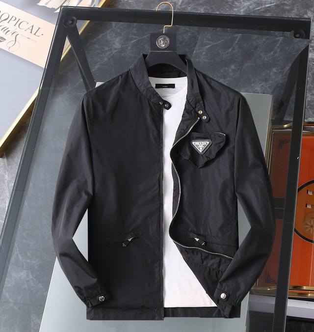 普拉达 2025春秋新款夹克外套，秀场新品品相非常完美，记忆面料舒适保暖，三标齐全色泽饱满诱人，非常出彩的设计，轻松将时髦感进阶，做工极为考究严谨，走线工整细致