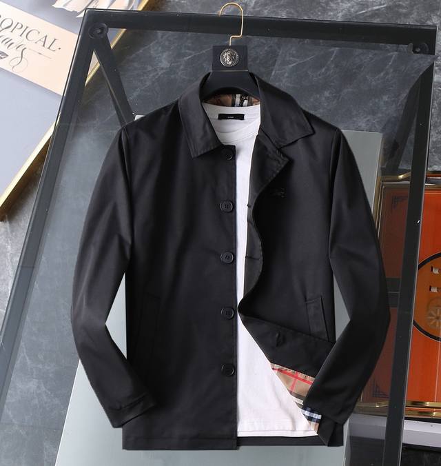 春秋爆款 ！ 巴宝莉 2025春秋新款夹克外套，秀场新品品相非常完美，记忆面料舒适保暖，三标齐全色泽饱满诱人，非常出彩的设计，轻松将时髦感进阶，做工极为考究严谨