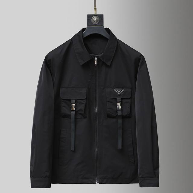 普拉达 高品质2025春秋新款男士夹克外套，高端版本！专柜定制面料 透气舒适度高，细节无可挑剔，品牌元素设计理念，体现高品质。手感细腻柔软！呈现休闲裁剪，上身版