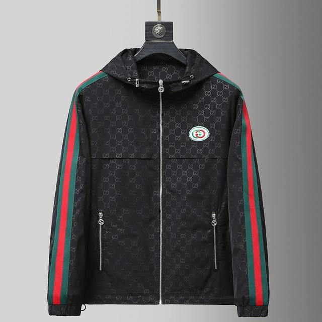 古驰 高品质2025春秋新款男士夹克外套，高端版本！专柜定制面料 透气舒适度高，细节无可挑剔，品牌元素设计理念，体现高品质。手感细腻柔软！呈现休闲裁剪，上身版型