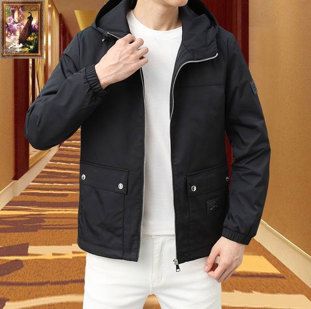 巴宝莉 高端品质，三标齐全！2025春秋新品时尚休闲夹克外套，进口原版记忆科技面料，上身舒适透气，胸前精致工艺Logo，独特设计时尚潮风格，定位剪裁工艺，彰显了