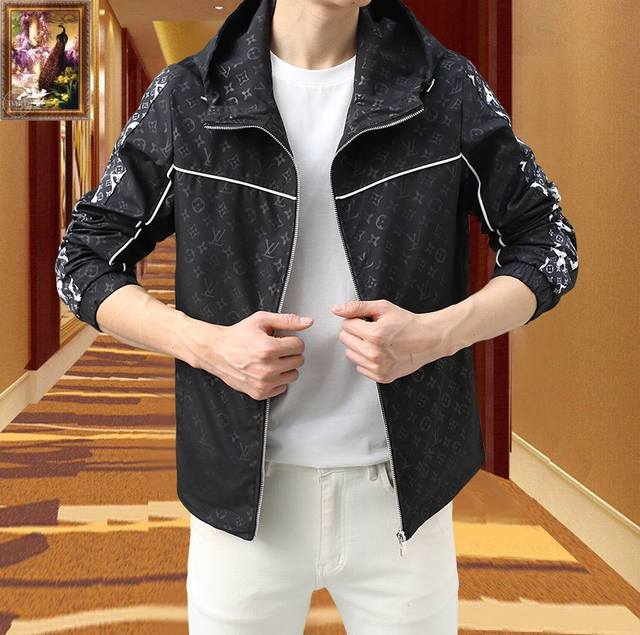 路易威登Lv 高端品质，三标齐全！2025春秋新品时尚休闲夹克外套，进口原版记忆科技面料，上身舒适透气，胸前精致工艺Logo，独特设计时尚潮风格，定位剪裁工艺，