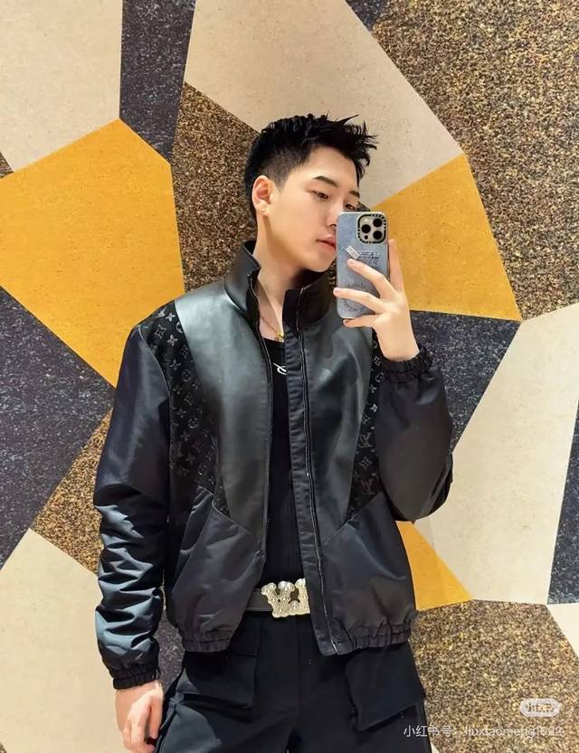 驴牌*25S新品推荐！原版定制拼接皮质提花夹克外套，采用定制复合材质，皮质细腻柔软，有光泽感，全衣采用拼接设计，拼接处采用提花满印设计，定制五金，弹力袖口和下摆