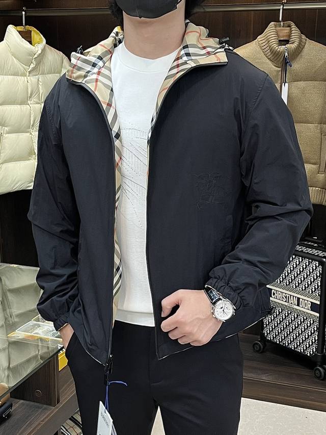 主推 Burberry 巴宝莉 25新款双面两穿格纹外套，这款轻盈斜纹外套，不仅融合了品牌标志性的Burberry格纹元素，更巧妙融入马术骑士徽标 Ekd 贴花