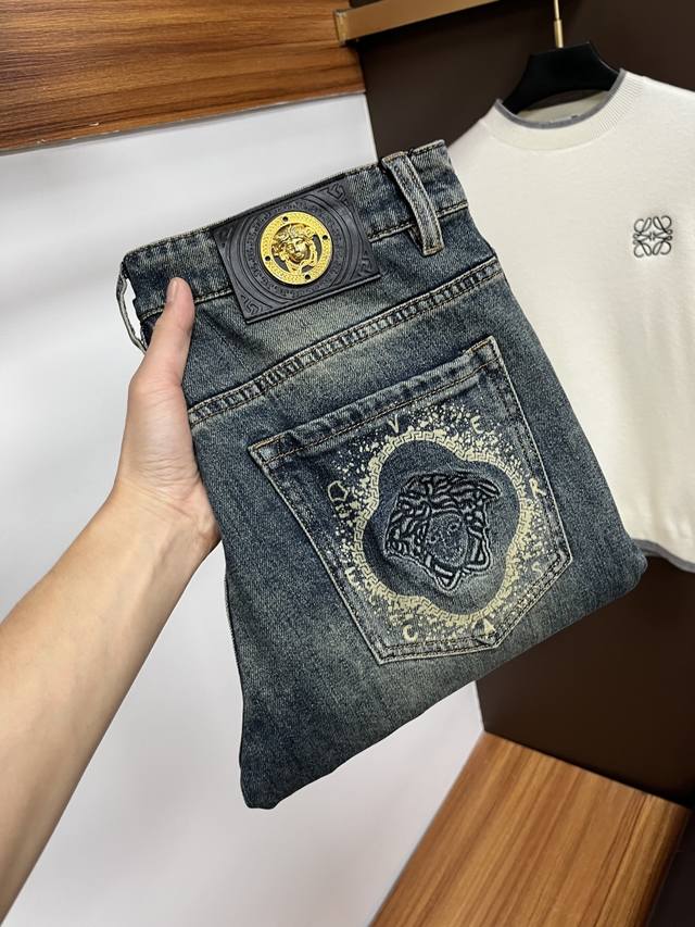 范思哲 2025秋季新品 欧洲站男士商务休闲牛仔裤 当商务遇上休闲，当经典碰撞时尚，2025年秋季，我们为您带来全新欧洲站男士商务休闲牛仔裤！ 精选高品质面料，