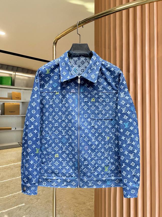 路易威登Lv 2025开秋新款牛仔夹克外套，秀场新品品相非常完美，舒适保暖，三标齐全色泽饱满诱人，非常出彩的设计，轻松将时髦感进阶，做工极为考究严谨，走线工整细