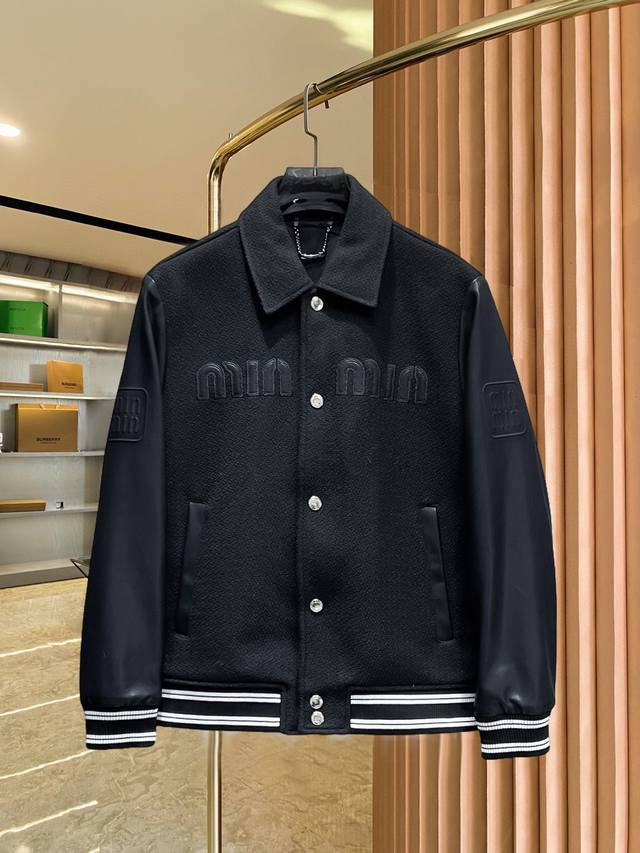 Miumiu 缪缪 2025开秋新款夹克外套，秀场新品品相非常完美，舒适保暖，三标齐全色泽饱满诱人，非常出彩的设计，轻松将时髦感进阶，做工极为考究严谨，走线工整