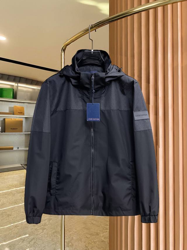 Lv 官网同款，提前发售！2025开秋新款男士夹克外套，原单三标齐全高端版本！专柜定制面料 透气舒适度高，细节无可挑剔，品牌元素设计理念，体现高品质。手感细腻柔