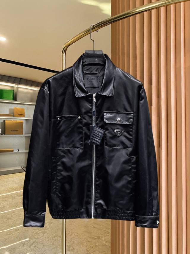 普拉达 官网同款，提前发售！2025开秋新款男士夹克外套，原单三标齐全高端版本！专柜定制面料 透气舒适度高，细节无可挑剔，品牌元素设计理念，体现高品质。手感细腻
