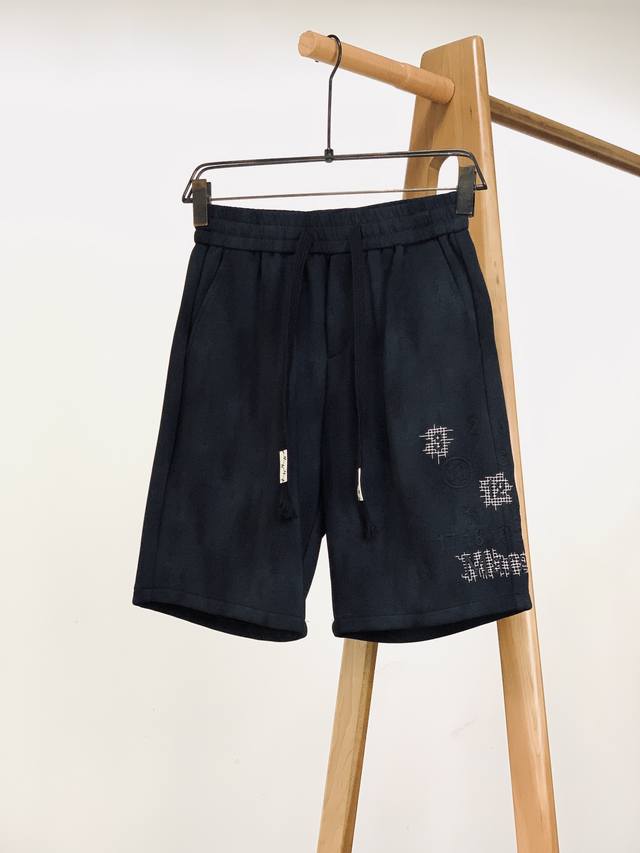 Maison Margiela Mm6 马丁马吉拉 2025Ss春夏新品 限定款短裤，以排山倒海之势成为搜索率最高、关注度最高，明星潮人们最爱的新宠。各种机场L