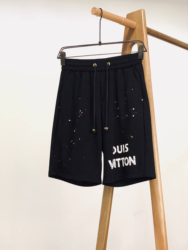 Louisvuitton 路易威登 2025Ss春夏新品 这款短裤深邃黑色基底。标志性品牌刻字元素的金属吊钟，是品牌灵魂的具象彰显。精湛工艺勾勒出独特造型，每一
