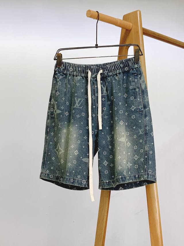 Louisvuitton 路易威登 2025Ss春夏新品 棋盘格老花牛仔短裤 定制优质洗水牛仔面料 采用活性染色宝蓝经纱. 纬纱精密赛络纺纱线. 手工数点纱线制