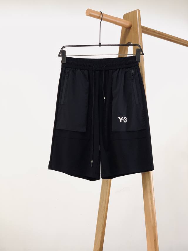 Y-3 山本耀司 2025Ss春夏新品 运动休闲工装短裤，双层针织，定制的面料，客供五金辅料～夏季不可缺少的必备单品，在日常穿搭中，即休闲又舒适。成衣有型又舒适