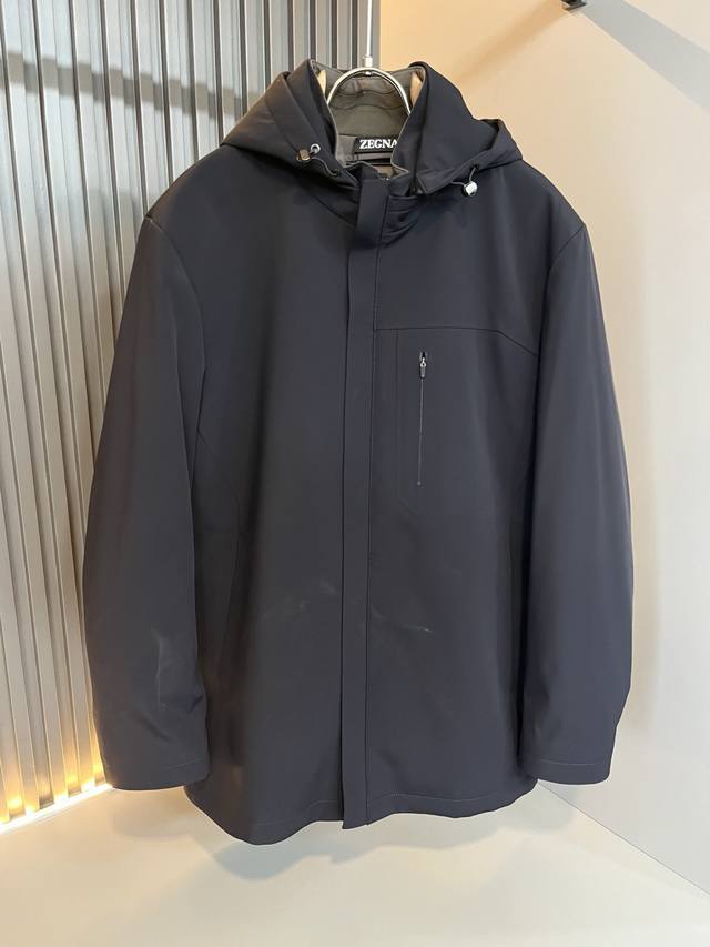 Ermenegildo Zeg*A杰*亚 2025秋冬新品男士羽绒服中长款夹克外套，官网同步！外贸公司订单！客供耐磨材质，是杰尼亚经典的专有织物之一！ 质地轻盈