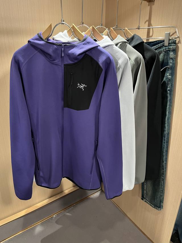 Arcter*X始*祖鸟 2025秋冬新款男女同款夹克外套，户外品牌可能大家第一想到的就是加拿大鹅、始祖鸟。给人一种标签试的感觉！除了在款式设计上颇有造诣之外，