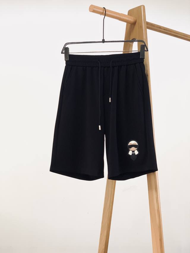 Fendi 芬迪 2025Ss春夏新品 老佛爷系列短裤，甄选优质高支纯棉面料打造，经典老佛爷重工艺章仔，背后浮雕标识，客供五金辅料装饰，缔造简约线条感，版型超级