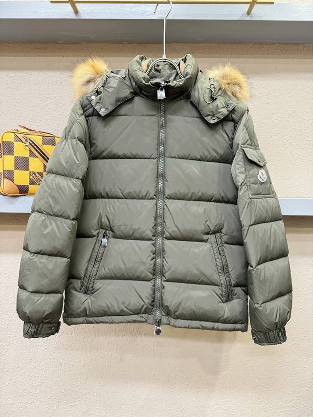 Moncler蒙口 2025新款羽绒服，秀场新品，品相非常完美，专柜高科技防水面料，内里90%白鹅绒填充，舒适保暖，色泽饱满诱人，非常出彩的设计，轻松将时髦感进