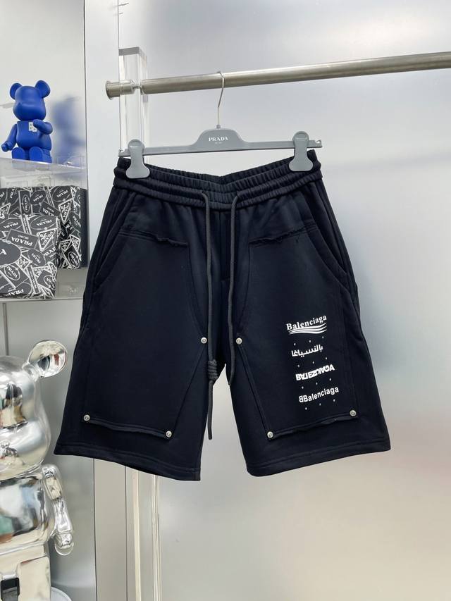 Bal* 巴黎 2025春夏新款多元素印花品牌Logo休闲短裤 Dd官网同步发售。品牌经典Logo休闲裤 ，定制面料，舒适度极好，手触感强烈。辨识度极高，完美品