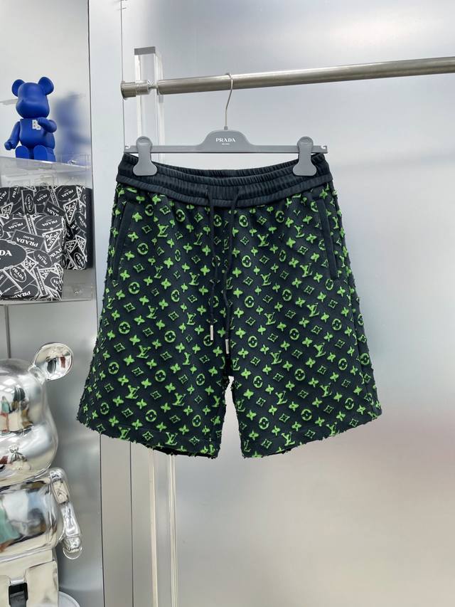 LV 路易 2025春夏新款提花满印老花烧花品牌Logo休闲短裤 Dd官网同步发售。品牌经典Logo休闲裤 ，定制面料，舒适度极好，手触感强烈。辨识度极高，完美