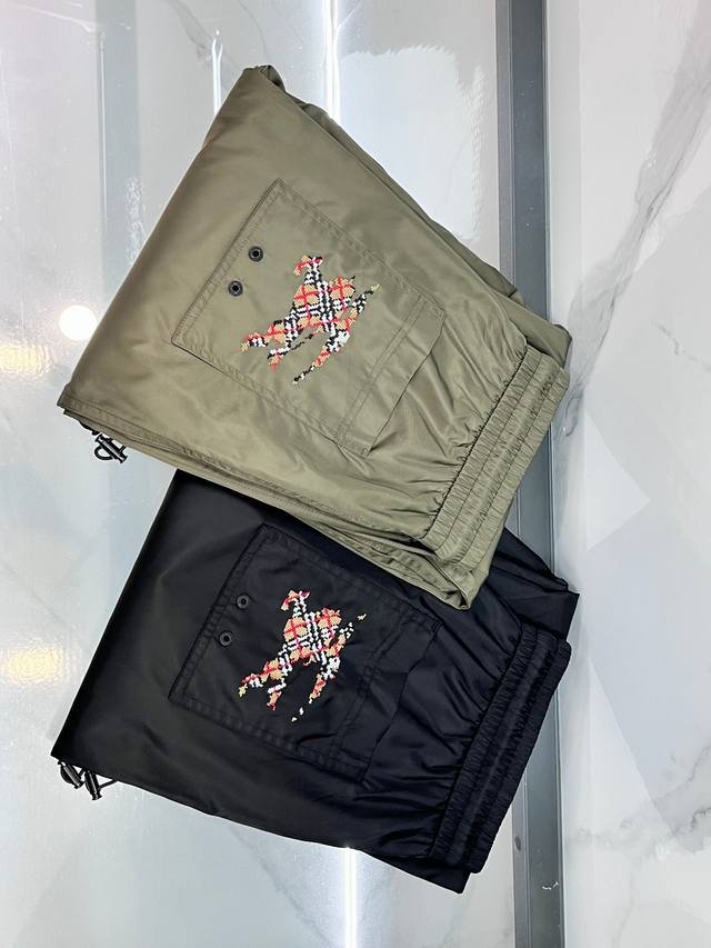 巴宝莉 25秋冬新款~Bby军绿色战马徽标抽绳束口裤 休闲裤子 经典的军绿色，自带复古又硬朗的气质，轻松适配各种风格的穿搭。裤型是宽松的直筒款，对身材包容性极强