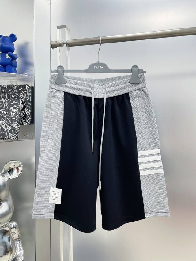 Tb 汤姆 2025春夏新款品牌Logo休闲短裤 Dd官网同步发售。品牌经典Logo休闲裤 ，定制面料，舒适度极好，手触感强烈。辨识度极高，完美品相工艺。 尺码