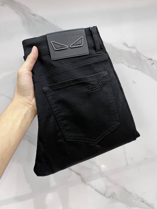 芬迪 2025Ss早春新品薄款重工休闲牛仔裤，进口优质水洗弹力面料，上身舒适透气有弹力，客供五金辅料装饰，版型超正，全品相订单款，上身帅气十足 Size：29-