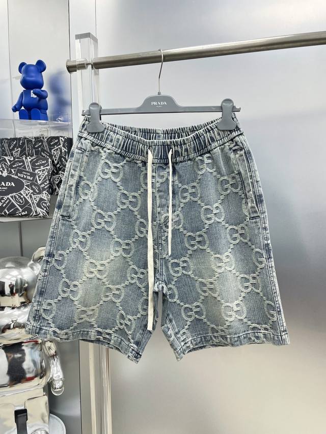 Gu*古 2025春夏新款品牌Logo短裤 Dd官网同步发售。品牌经典Logo休闲裤 ，定制面料，舒适度极好，手触感强烈。辨识度极高，完美品相工艺。 尺码：M-