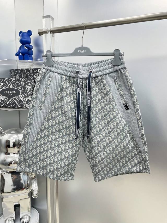 Di*迪 Cd 2025春夏新款品牌Logo短裤 Dd官网同步发售。品牌经典Logo休闲裤 ，定制面料，舒适度极好，手触感强烈。辨识度极高，完美品相工艺。 尺码