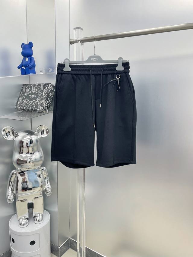 pra*普拉达 2025夏季新款字母Logo短裤 D 高级定制透气面料透气弹力舒适度极高，细节无可挑剔，顶级辅料配备，原版Logo设计理念，手感细腻柔软！上身版