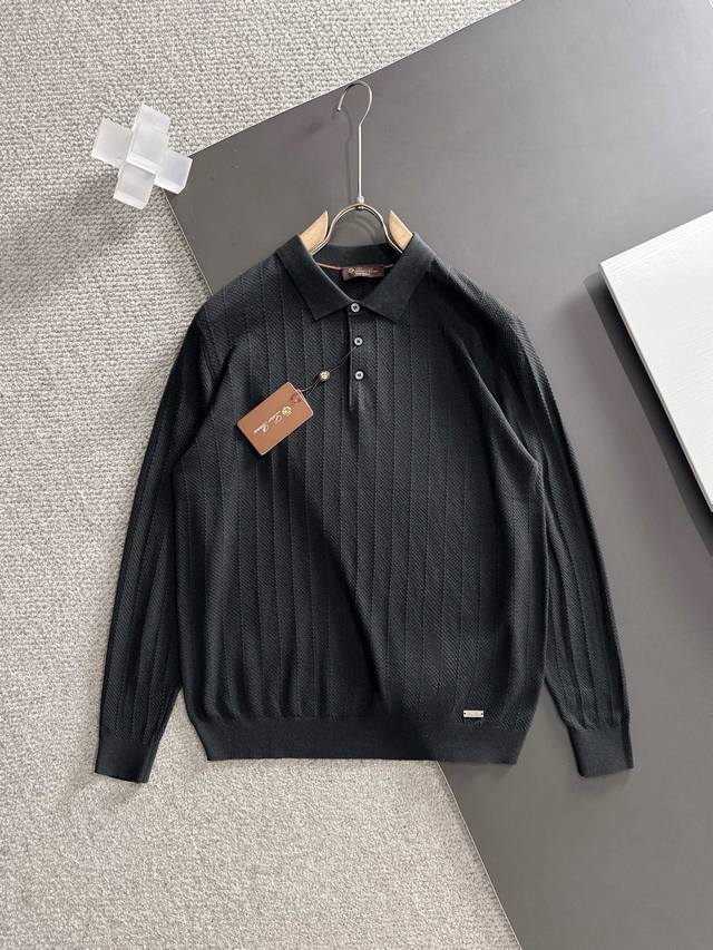 Lp2025新款男士经典翻领针织polo衫系列 进口针织面料呈现。轻盈柔软的面料经过成衣染色，营造出优雅纹理，原版定制进口纱线色染 定制罗纹领口 起脚设计撞色罗