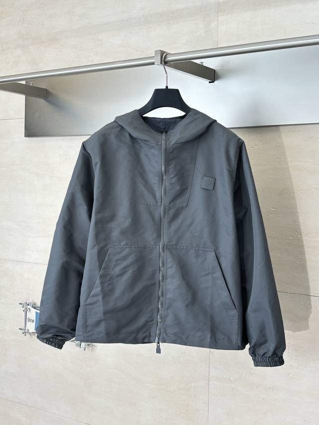 现货 1V 路易 水泥灰双面防风皮标棋盘格提花拉链夹克外套 净色面料采用尼龙加密消光斜纹布，另一面提花面料采用50D尼龙色织提花布，净色前幅定位激光烧花，手工穿