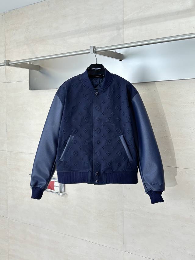 LV 路易 Ss26 压花满印拼皮棒球夹克外套 本款棒球夹克为棉质衣身融入全幅 Monogram 压纹，再搭配牛皮革衣袖和绗缝内衬。3D 路易威登标识压纹点亮左