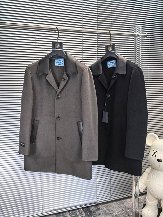 普拉达2380新款原单男士羊毛双面呢大衣，成份绵羊毛100%。长款毛呢外套拼绵羊皮。渠道特供 高端货官网柜台同步 简约经典大爆款。简洁利落又清爽商务，品质做工细