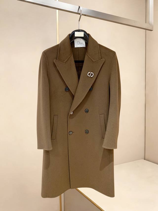 迪奥。2025秋冬新款男士羊毛肯希顿中长款大衣，双面100%绵羊毛。这款大衣堪称时尚与品质的完美结合。它采用澳洲进口羊毛精心打造，质感无与伦比。羊绒的柔软与温暖